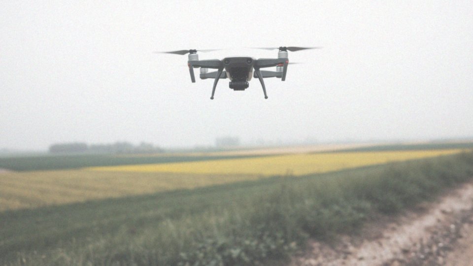 Czy dron do 1000 zł może nagrywać filmy w 4K?