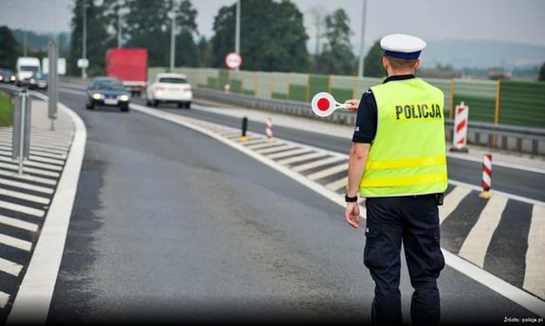 Policjantka z Szczecinka omawia odpowiedzialność prawną nieletnich z uczniami